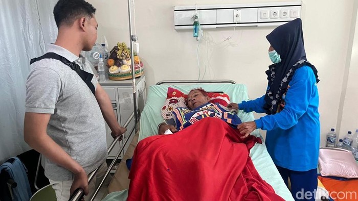Zaenal relawan Mojokerto digigit ular kobra dan tangannya dioperasi