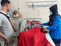 Relawan Mojokerto Digigit Kobra Saat Nekat Tangkap Ular Tanpa Pelindung