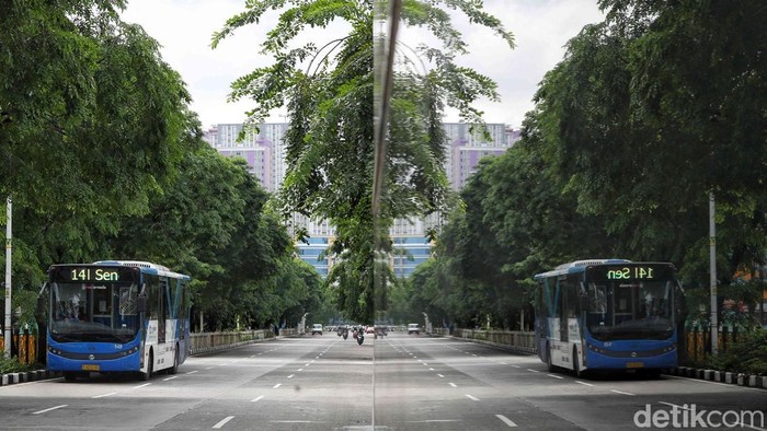 Sejumlah warga menaiki transportasi umum Transjakarta di kawasan Jakarta, Senin (27/7/2026). Pemerintah Provinsi DKI Jakarta tengah mengkaji rencana penyesuaian tarif layanan Transjakarta dari Rp3.500 menjadi Rp5.000. Wacana tersebut memicu beragam tanggapan dari masyarakat yang mengandalkan transportasi publik untuk beraktivitas sehari-hari.
