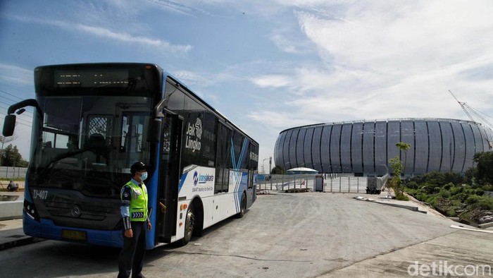 Sejumlah warga menaiki transportasi umum Transjakarta di kawasan Jakarta, Senin (27/7/2026). Pemerintah Provinsi DKI Jakarta tengah mengkaji rencana penyesuaian tarif layanan Transjakarta dari Rp3.500 menjadi Rp5.000. Wacana tersebut memicu beragam tanggapan dari masyarakat yang mengandalkan transportasi publik untuk beraktivitas sehari-hari.