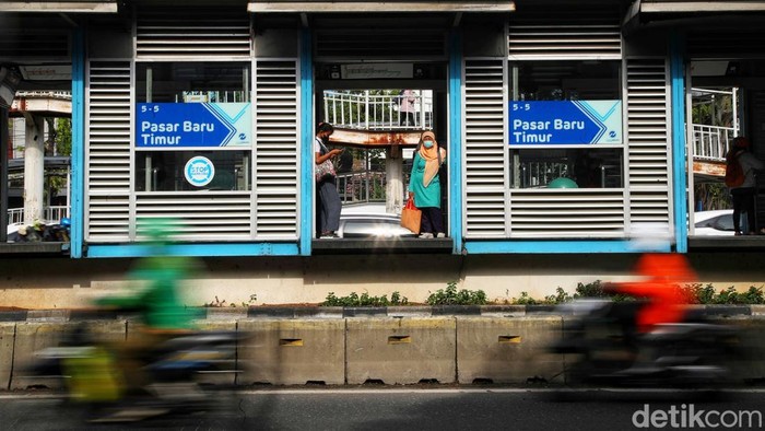 Sejumlah warga menaiki transportasi umum Transjakarta di kawasan Jakarta, Senin (27/7/2026). Pemerintah Provinsi DKI Jakarta tengah mengkaji rencana penyesuaian tarif layanan Transjakarta dari Rp3.500 menjadi Rp5.000. Wacana tersebut memicu beragam tanggapan dari masyarakat yang mengandalkan transportasi publik untuk beraktivitas sehari-hari.
