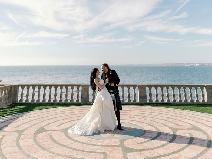 Vokalis Korn, Jonathan Davis resmi menikah dengan Brittany Parisi di usia 55 tahun. Pernikahan intim ini digelar secara intim di tebing tepi laut Palos Verdes, AS, usai 7 tahun berpacaran.