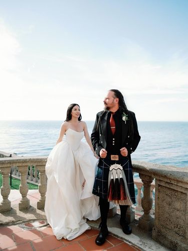 Vokalis Korn, Jonathan Davis resmi menikah dengan Brittany Parisi di usia 55 tahun. Pernikahan intim ini digelar secara intim di tebing tepi laut Palos Verdes, AS, usai 7 tahun berpacaran.
