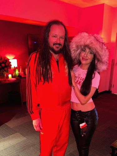 Vokalis Korn, Jonathan Davis resmi menikah dengan Brittany Parisi di usia 55 tahun. Pernikahan intim ini digelar secara intim di tebing tepi laut Palos Verdes, AS, usai 7 tahun berpacaran.