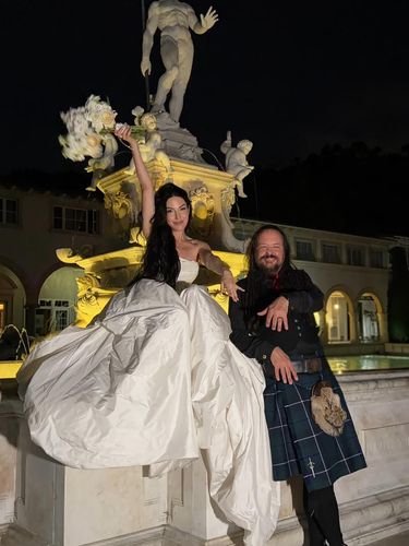 Vokalis Korn, Jonathan Davis resmi menikah dengan Brittany Parisi di usia 55 tahun. Pernikahan intim ini digelar secara intim di tebing tepi laut Palos Verdes, AS, usai 7 tahun berpacaran.