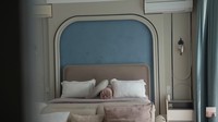 Kamar utama di rumah tersebut tentu adalah kamar tidur pasangan tersebut. Aaliyah mengatakan kamar ini interiornya mengikuti desain di lantai bawah. Dengan wall panel melengkung dan warnanya yang lebih kalem. Uniknya dinding tengah memakai cat bertekstur. Foto: YouTube Thariq Halilintar