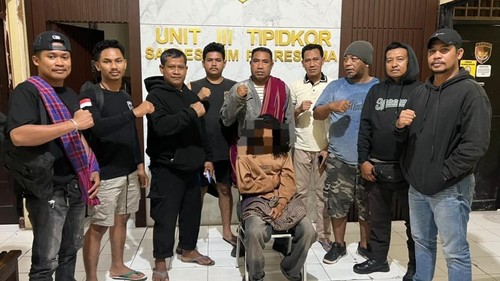 SD (28), pelaku pembacokan terhadap BR (30) saat hendak ke kebun jagung di Bima diamankan polisi, Senin (27/7/2026) dini hari. (Dok. Polres Bima)