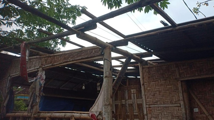 Sejumlah rumah dan bangunan mengalami kerusakan akibat puting beliung.