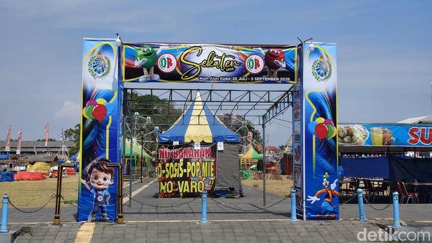 Sekaten di Alun-alun Selatan Solo Sekaten di Alun-alun Selatan Solo. Sekaten ini digelar PB XIV Purbaya.