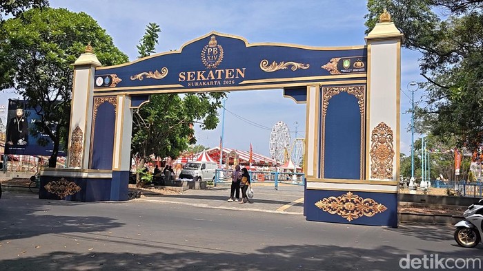 Sekaten di Alun-alun Utara Solo. Sekaten ini digelar LDA dan PB XIV Mangkubumi.