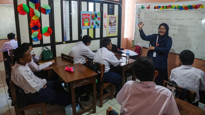 Guru memberikan materi ajar kepada siswa disabilitas di Sekolah Luar Biasa (SLB) B-C Bina Karya Insani, Jakarta, Senin (27/7/2026). Pemerintah Provinsi DKI Jakarta mengalokasikan anggaran sebesar Rp253,6 miliar untuk program pendidikan gratis di sekolah swasta yang mencakup 103 sekolah pada tahun ajaran 2026/2027, atau bertambah 63 sekolah dari 40 sekolah pada tahun ajaran sebelumnya guna memperluas akses pendidikan bagi masyarakat untuk jenjang SD, SMP, SMA, SMK, hingga SLB di lima wilayah kota administrasi Jakarta. ANTARA FOTO/Darryl Ramadhan/wsj.