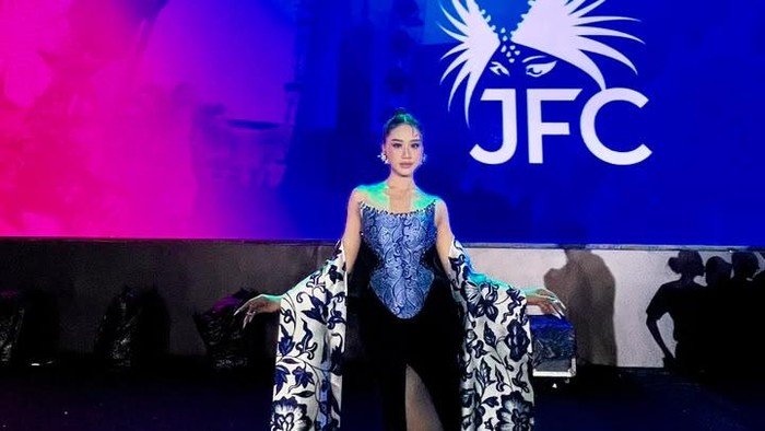 Siswi SMAN 1 Sidoarjo tampil di JFC 2026 jadi model pilihan Ronie Parero di segmen Art Wear