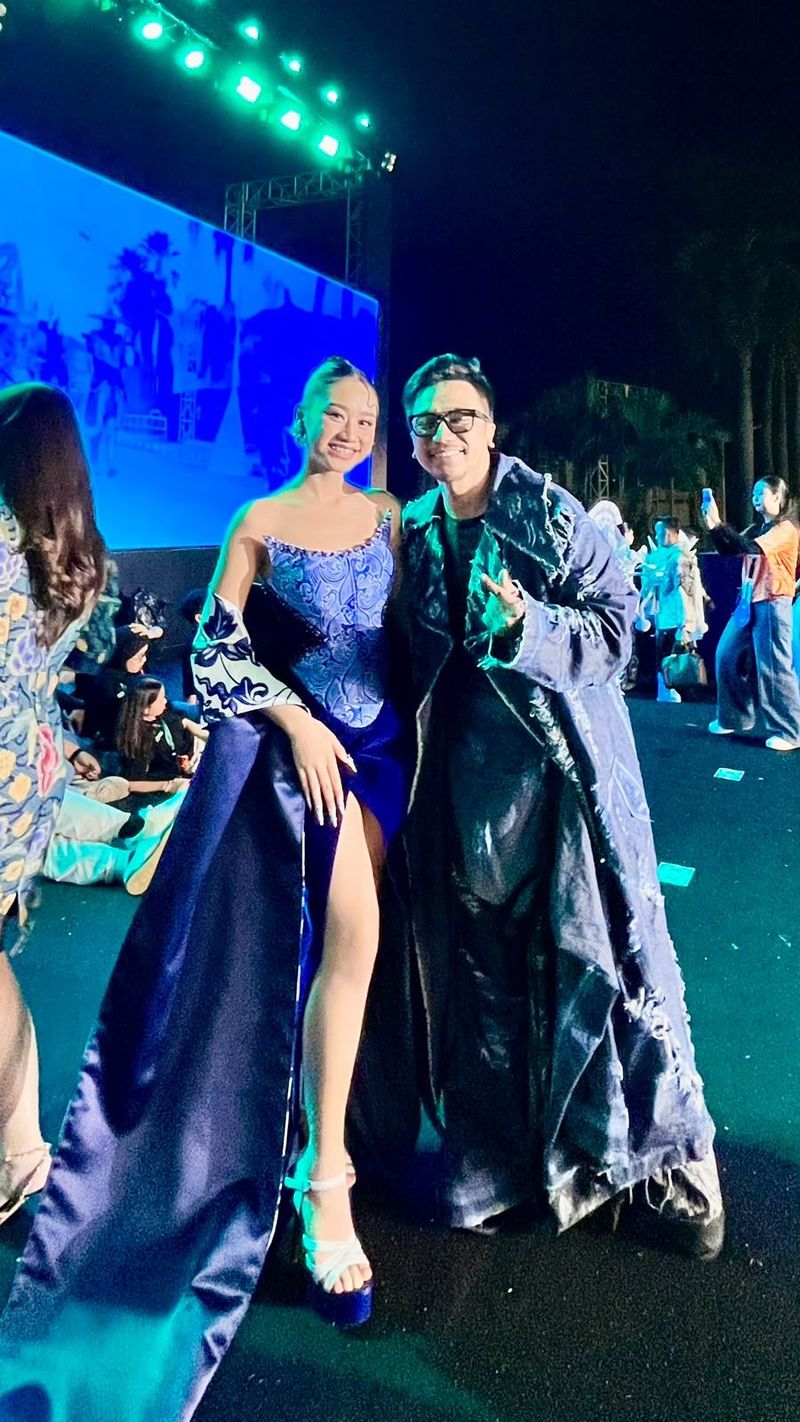 Siswi SMAN 1 Sidoarjo tampil di JFC 2026 jadi model pilihan Ronie Parero di segmen Art Wear Siswi SMAN 1 Sidoarjo tampil di JFC 2026 jadi model pilihan Ronie Parero di segmen Art Wear