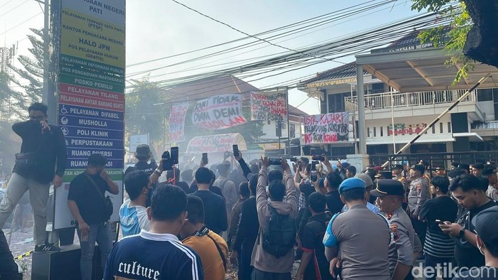 Suasana aksi demo di depan kantor Kejaksaan Negeri Pati, Senin (27/7/2026).