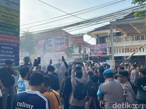 Demo di Kejari Pati Diwarnai Aksi Bakar Ban