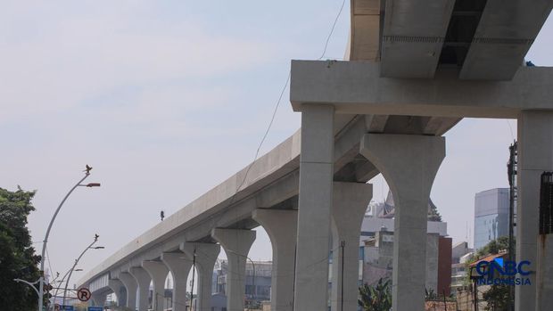 Suasana pengerjaan proyek jalur Lintas Raya Terpadu (LRT) Jakarta rute Velodrome–Manggarai (Fase 1B) di kawasan Rawamangun, Jakarta, Senin (27/7/2026). (CNBC Indonesia/Faisal Rahman)