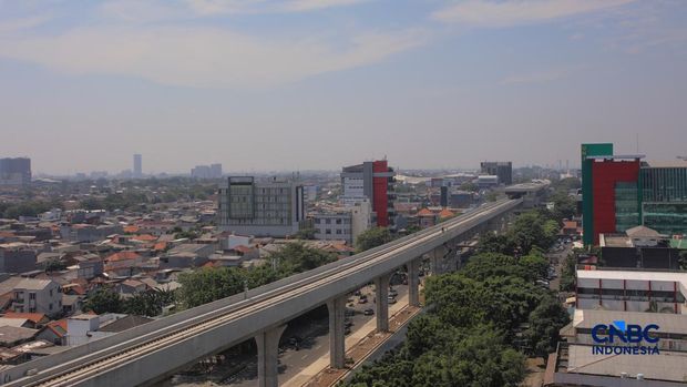 Suasana pengerjaan proyek jalur Lintas Raya Terpadu (LRT) Jakarta rute Velodrome–Manggarai (Fase 1B) di kawasan Rawamangun, Jakarta, Senin (27/7/2026). Suasana pengerjaan proyek jalur Lintas Raya Terpadu (LRT) Jakarta rute Velodrome–Manggarai (Fase 1B) di kawasan Rawamangun, Jakarta, Senin (27/7/2026). (CNBC Indonesia/Faisal Rahman)