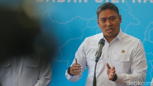Kepala BGN Sudaryono (tengah) didampingi Wakil Kepala BGN Trenggono dan Agustina Arumsari memberikan keterangan pers seusai rapat pimpinan di kantor BGN, Jakarta, Senin (27/7/2026). BGN memberhentikan 261 pegawai BGN yang bermasalah usai melakukan evaluasi.