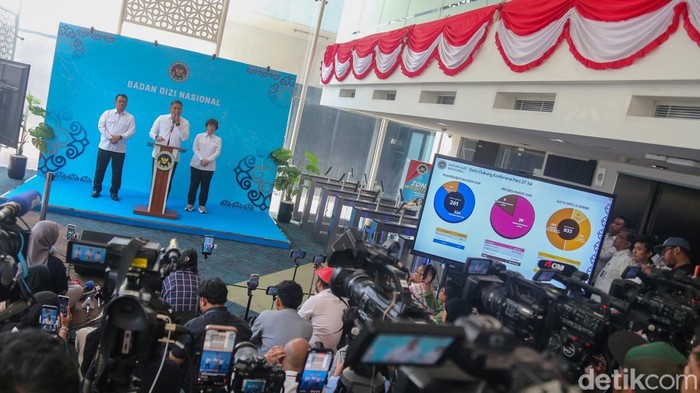 Kepala BGN Sudaryono (tengah) didampingi Wakil Kepala BGN Trenggono dan Agustina Arumsari memberikan keterangan pers seusai rapat pimpinan di kantor BGN, Jakarta, Senin (27/7/2026). BGN memberhentikan 261 pegawai BGN yang bermasalah usai melakukan evaluasi.