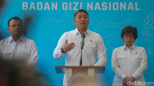 Kepala BGN Sudaryono (tengah) didampingi Wakil Kepala BGN Trenggono dan Agustina Arumsari memberikan keterangan pers seusai rapat pimpinan di kantor BGN, Jakarta, Senin (27/7/2026). BGN memberhentikan 261 pegawai BGN yang bermasalah usai melakukan evaluasi.