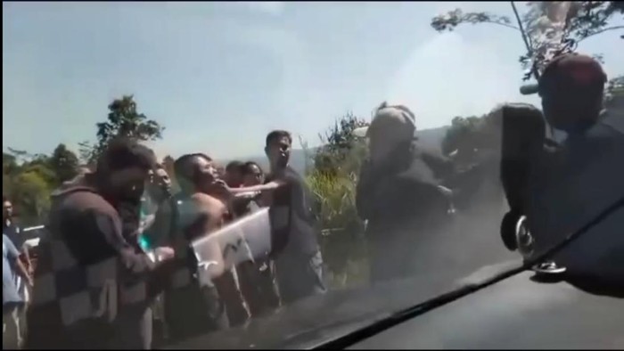 Tangkapan layar video viral korban kecelakaan diamuk massa di Tasikmalaya