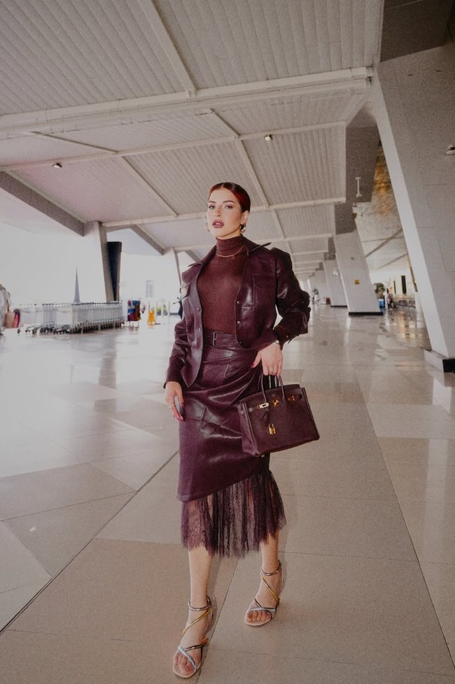 Tetap stylish, kali ini Tasya memilih busana dengan harga yang lebih terjangkau. Tampil serba coklat, ia memadukan Diot Plunge Leather Jacket dari Innovare Denim dengan harga sekitar Rp 2,6 juta dan Diot Deconstruct Leather Midi Skirt dari merek yang sama, yang dibanderol dengan harga sekitar Rp 1,6 juta. Melengkapi penampilannya, Tasya menenteng tas mewah Hermes dengan warna senada. Foto: Instagram/@tasyafarasya