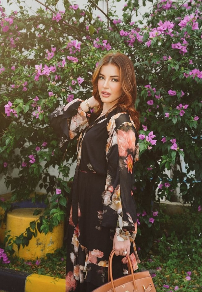 Hadiri acara sekolah putrinya, Tasya kembali mengenakan setelan dari Zimmermann. Kali ini ia memilih warna hitam dengan motif floral. ruffled floral-print blouse dibanderol dengan harga sekitar Rp 16 juta. Semeentara bawahannya, floral-print ruffled skirt dibanderol dengan harga Rp 17,6 juta. Ia juga melengkapi penampilannya dengan menenteng tas Hermes coklat yang bernilai sekitar Rp 33,5 juta. Foto: Instagram/@tasyafarasya