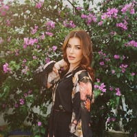 Hadiri acara sekolah putrinya, Tasya kembali mengenakan setelan dari Zimmermann. Kali ini ia memilih warna hitam dengan motif floral. ruffled floral-print blouse dibanderol dengan harga sekitar Rp 16 juta. Semeentara bawahannya, floral-print ruffled skirt dibanderol dengan harga Rp 17,6 juta. Ia juga melengkapi penampilannya dengan menenteng tas Hermes coklat yang bernilai sekitar Rp 33,5 juta. Foto: Instagram/@tasyafarasya