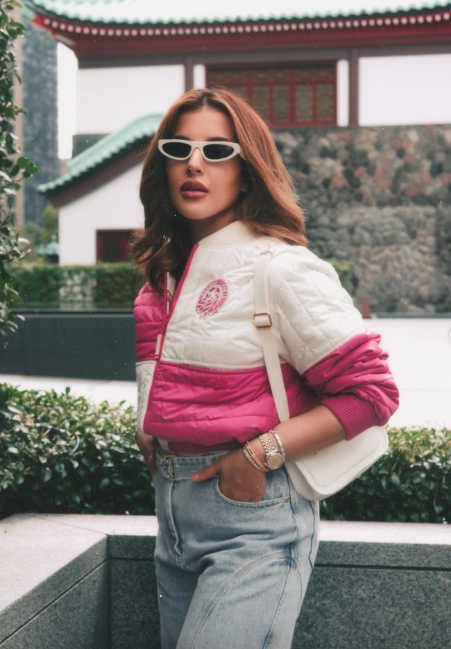 Kali ini Tasya memadukan bomber jacket bernuansa pink dengan celana panjang jeans. Yang bikin salfok ialah harga jaket yang dikenakannya. Berasal dari Hermes, Reversible bomber jacket itu dijual dengan harga capai Rp 88,9 juta. Foto: Instagram/@tasyafarasya