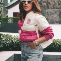 Kali ini Tasya memadukan bomber jacket bernuansa pink dengan celana panjang jeans. Yang bikin salfok ialah harga jaket yang dikenakannya. Berasal dari Hermes, Reversible bomber jacket itu dijual dengan harga capai Rp 88,9 juta. Foto: Instagram/@tasyafarasya