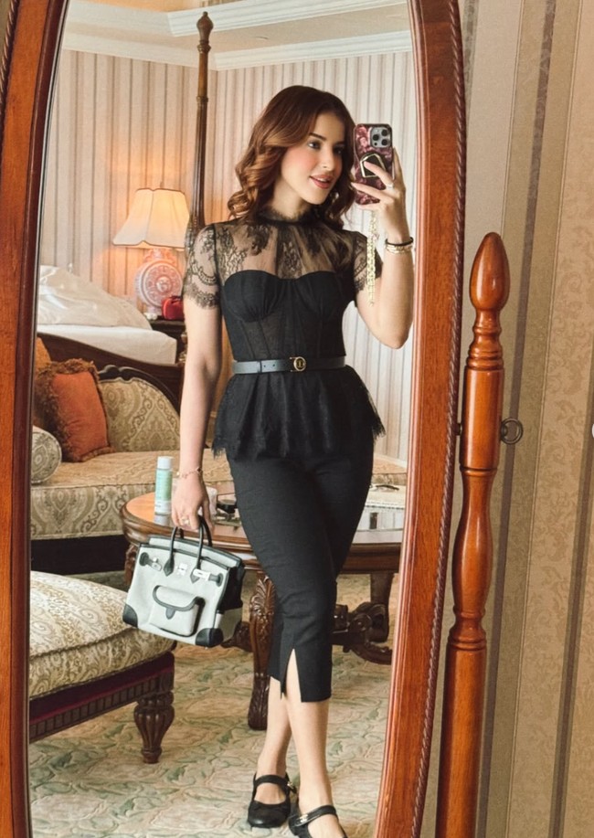 Liburan ke Disneyland bareng anak-anaknya, Tasya tampil kenakan dress hitam dari merek Simkhai yang bernilai Rp 10,3 juta. Penampilannya makin lengkap dengan tas Hermes bernuansa abu-abu. Hermès Birkin Cargo 25 Ecru-Beige Toile H Canvas and Bai Brun Swift Palladium Hardware dibanderol dengan harga Rp 1,1 miliar. Foto: Instagram/@tasyafarasya