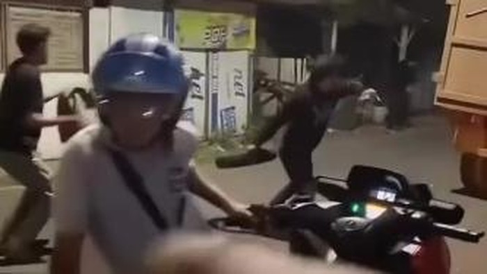 Tawuran di Jalan AP Pettarani Makassar.