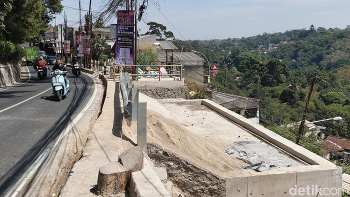 Tebing Jalan Dago Atas selesai diperbaiki.