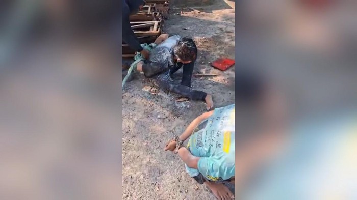 Dua pria dihajar dan disiksa yang dituduh pencuri di Jebet, Lamongan