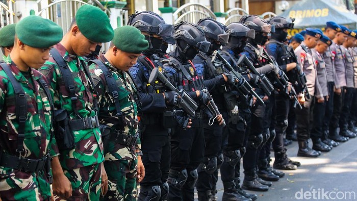 Personel gabungan TNI dan Polri disiagakan di kawasan Jalan Tambak, Menteng, Jakarta Pusat, Senin (27/7/2026), untuk mengamankan situasi pascabentrokan antarkelompok yang menewaskan satu orang dan menyebabkan satu korban lainnya mengalami luka kritis.