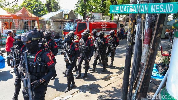 Personel gabungan TNI dan Polri disiagakan di kawasan Jalan Tambak, Menteng, Jakarta Pusat, Senin (27/7/2026), untuk mengamankan situasi pascabentrokan antarkelompok yang menewaskan satu orang dan menyebabkan satu korban lainnya mengalami luka kritis.
