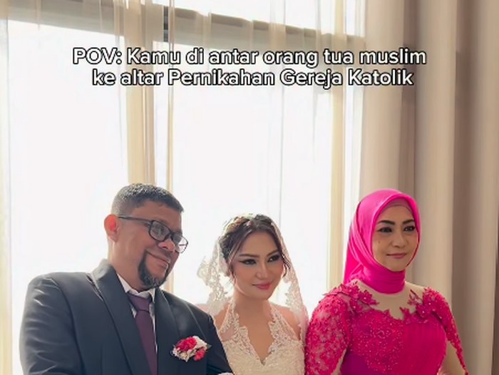 Viral! Momen Haru Orang Tua Muslim Antar Anak Menikah di Altar Gereja Katolik. Restu Tulus Pernikahan Ini Buktikan Cinta Orang Tua Tak Mengenal Batas Agama.