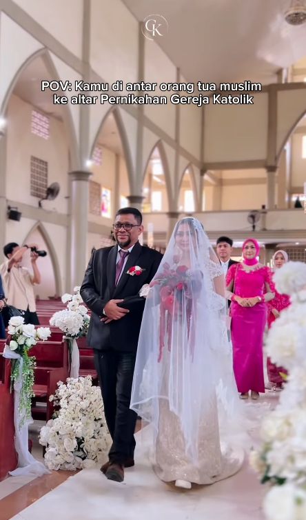 Viral! Momen Haru Orang Tua Muslim Antar Anak Menikah di Altar Gereja Katolik. Restu Tulus Pernikahan Ini Buktikan Cinta Orang Tua Tak Mengenal Batas Agama.