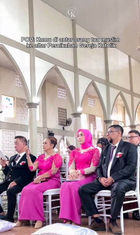Viral! Momen Haru Orang Tua Muslim Antar Anak Menikah di Altar Gereja Katolik. Restu Tulus Pernikahan Ini Buktikan Cinta Orang Tua Tak Mengenal Batas Agama.