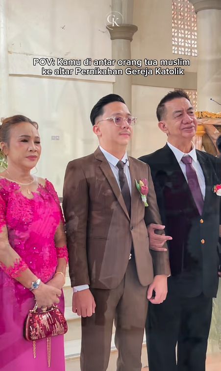 Viral! Momen Haru Orang Tua Muslim Antar Anak Menikah di Altar Gereja Katolik. Restu Tulus Pernikahan Ini Buktikan Cinta Orang Tua Tak Mengenal Batas Agama.