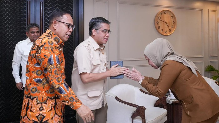 Wakil Bupati Bone Andi Akmal Pasluddin saat audiensi dengan Menteri Ketenagakerjaan Yassierli.