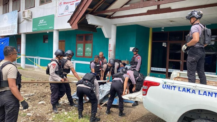 Warga Ambon digegerkan penemuan bom pesawat peninggalan Perang Dunia.