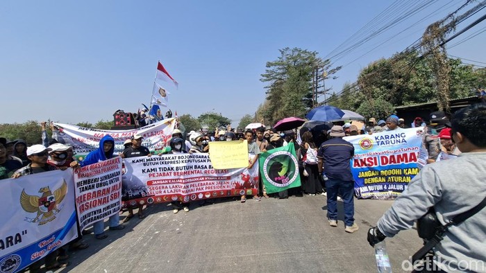 Warga Bojonegara, Kabupaten Serang, Banten, sempat melakukan aksi menutup jalan, meminta agar pelebaran Jalan Bojonegara-Puloampel segera dikerjakan. (Arief/detikcom).