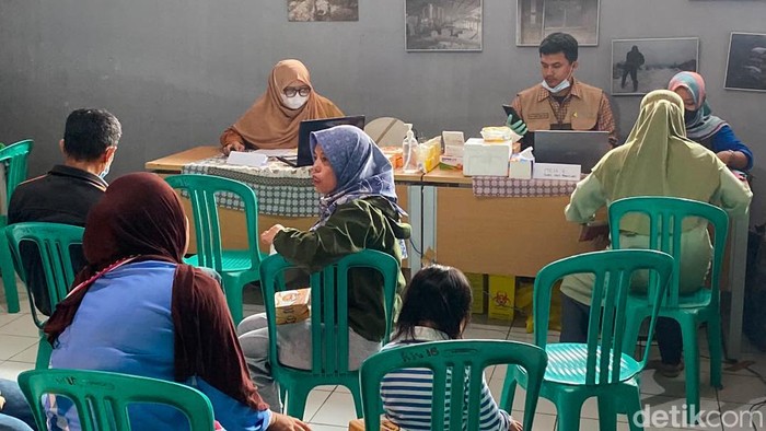 Warga di kawasan pabrik industri batu kapur Padalarang jalani pemeriksaan kesehatan