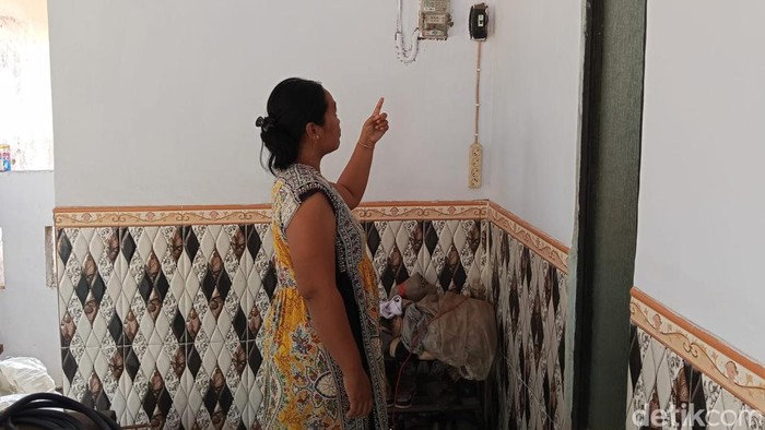 Warga Trageh Bangkalan keluhkan  voltase PLN rendah, elektronik sering rusak