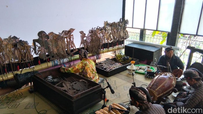 Suasana pementasan wayang jimat yang berlangsung di Dusun Kedakan, Desa Kenalanan, Kecamatan Pakis, Kabupaten Magelang atau di lereng Gunung Merbabu, Senin Kliwon (27/7/2026).