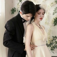 Salah satu foto memperlihatkan Wang Churan yang tampil anggun mengenakan gaun pengantin putih saat menjalani adegan fitting busana. Di belakangnya, Zhang Linghe berdiri sambil membantu proses persiapan, menciptakan suasana yang terasa hangat dan penuh perhatian. Foto: Dok. Weibo