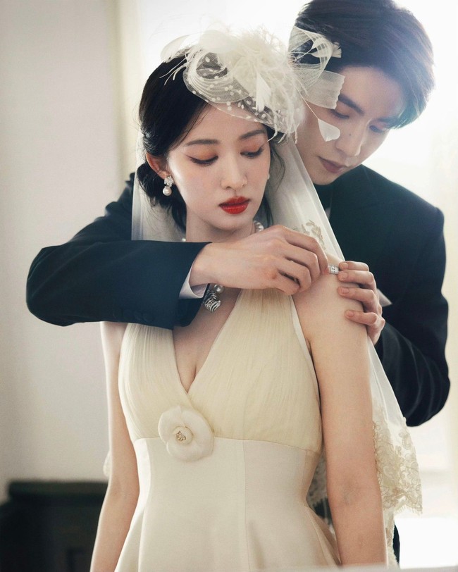Selain pose, tatapan mata Zhang Linghe dan Wang Churan menjadi salah satu alasan foto-foto promosi ini viral. Keduanya terlihat saling menatap depan ke belakang dan sebaliknya dengan ekspresi penuh kasih yang membuat foto terasa hidup.  Foto: Dok. Weibo