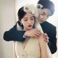 Selain pose, tatapan mata Zhang Linghe dan Wang Churan menjadi salah satu alasan foto-foto promosi ini viral. Keduanya terlihat saling menatap depan ke belakang dan sebaliknya dengan ekspresi penuh kasih yang membuat foto terasa hidup.  Foto: Dok. Weibo