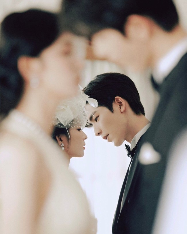 Penampilan Wang Churan dalam balutan gaun pengantin menjadi salah satu daya tarik utama dari sesi pemotretan ini. Siluet gaun yang anggun dipadukan dengan riasan natural membuat pesonanya semakin menonjol.  Foto: Dok. Weibo